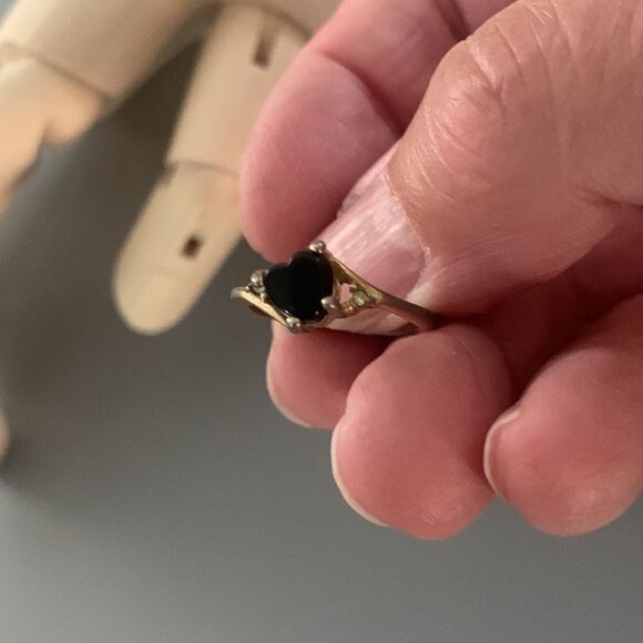 Sweet Vintage Gold Tone Heart Ring - Picture 3 of 3